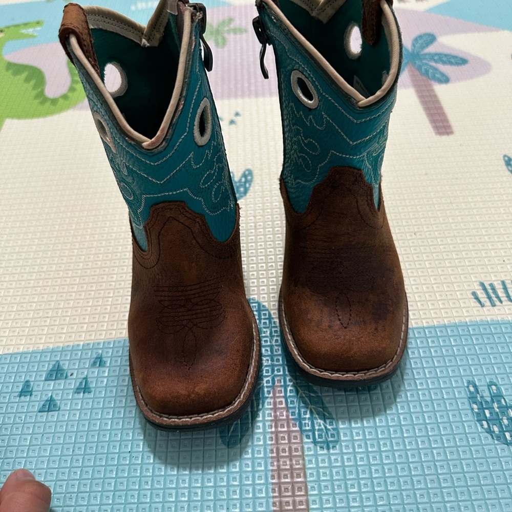 Brand new Ariat 7c
